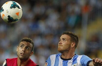 Antunes y Rodri pelean por un balón.