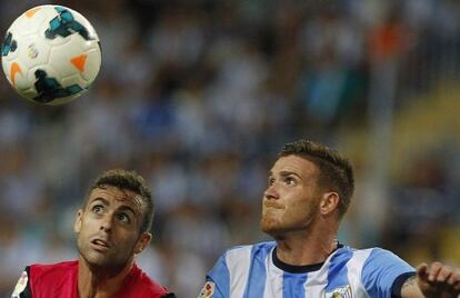 Antunes y Rodri pelean por un bal&oacute;n.