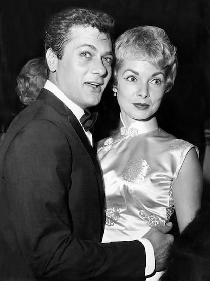 Tony Curtis al lado de Janet Leigh, con la que se casó el 4 de junio de 1951. El matrimonio duró diez años, y tuvieron dos hijas Jammie y Kelly. Imagen tomada el 30 de marzo de 1961.