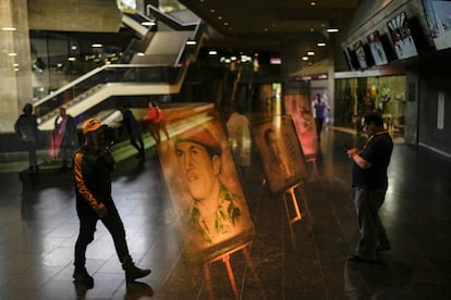 Una pintura del presidente Hugo Chávez decora la sala del Teatro Teresa Carreño en Caracas (Venezuela).