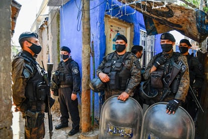 Las autoridades sanitarias de la provincia bonaerense han lanzado una alerta epidemiológica mientras que la policía rastrea el origen de la droga envenenada y ha detenido hasta el momento a 10 personas. Las fuerzas de seguridad montan guardia durante un allanamiento en la barriada Puerta 8, provincia de Buenos Aires.