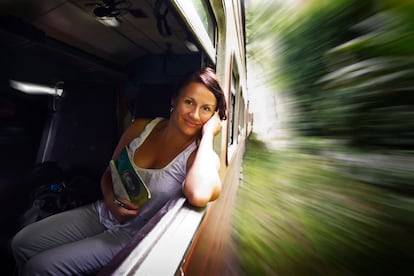 La periodista Elena del Amo, en un tren en Sri Lanka.