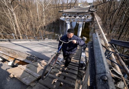 Un hombre cruza un puente destruido cerca del pueblo de Bohorodychne, en la región de Donbás. Las autoridades de Lugansk, que pertenece a esa región en la franja oriental de Ucrania, han instado este miércoles a los civiles a evacuar la zona “mientras sea seguro” debido a que los bombardeos rusos podrían cortar las rutas de escape. Kiev ha informado de que las tropas rusas que invadieron el país el 24 de febrero se están reagrupando y se preparan para una nueva ofensiva en el área que no controlan de Donbás, que incluye Lugansk.