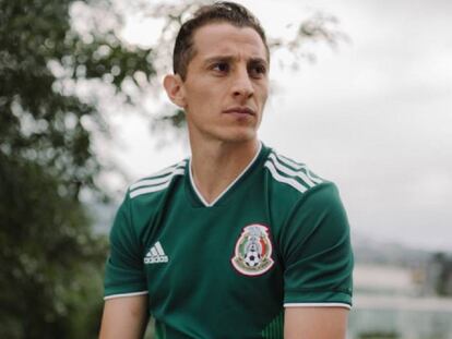 Guardado, posa con la nueva camiseta de México.