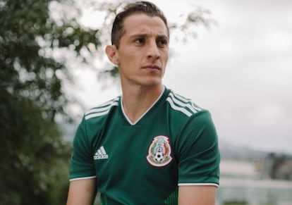 Guardado, posa con la nueva camiseta de México.