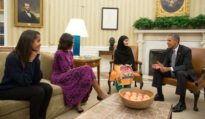 Malala junto a Barack Obama, su mujer, Michelle, y su hija mayor, Mal&iacute;a.