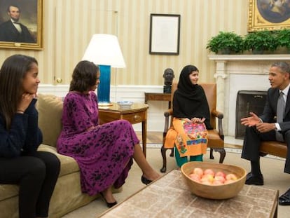 Malala junto a Barack Obama, su mujer, Michelle, y su hija mayor, Malía.