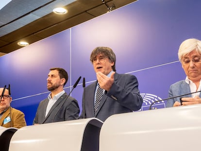 Carles Puigdemont, acompañado de los también eurodiputados Toni Comín y Clara Ponsatí.