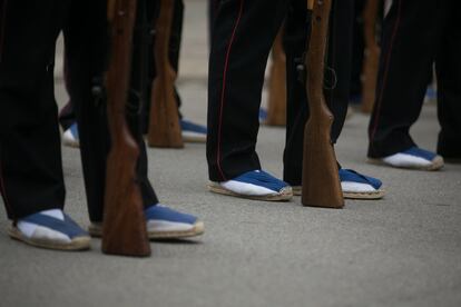 Detalle de las alpargartas que componen el traje de gala de los Mossos d'Esquadra.