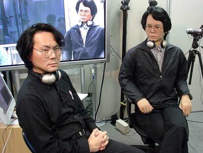 El profesor Ishiguro junto a Geminoid, el androide que ha creado a su imagen y semejanza