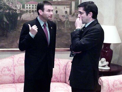 Juan José Ibarretxe (PNV), a la izquierda, conversa con Patxi López (PSE) en el palacio de Ajuria Enea.
