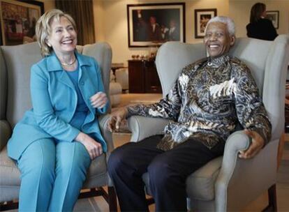 La secretaria de Estado norteamericana, Hillary Clinton, se ha reunido con el ex presidente surafricano, Nelson Mandela, en Johanesburgo.