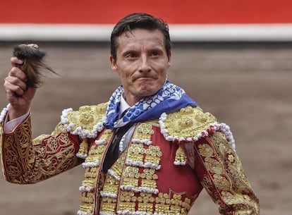 Diego Urdiales, con la oreja que cortó a su primer toro en la corrida del pasado sábado en Bilbao.