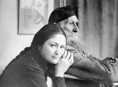 Dina Vierny, en 1944, junto al escultor Aristide Maillol.