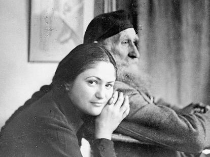 Dina Vierny, en 1944, junto al escultor Aristide Maillol.