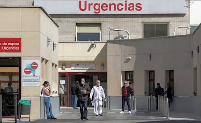 Varias personas protegidas con mascarilla se encuentran cerca de la puerta de Urgencias del Hospital Gregorio Marañón, en Madrid.