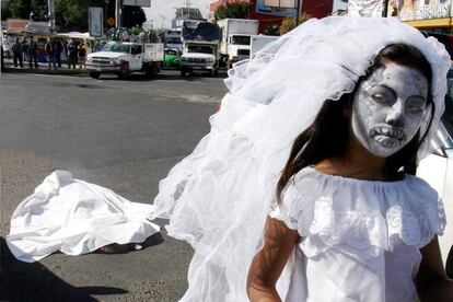 Calzada Vallejo y calle Norte 45, colonia Vallejo.  Una mujer de edad avanzada muere atropellada por el conductor de una  camioneta en un cruce donde una niña vestida de la muerte pide dinero por el día de muertos.