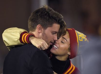 Miley Cyrus y Patrick Schwarzenegger, durante un partido de f&uacute;tbol americano en Los &Aacute;ngeles.