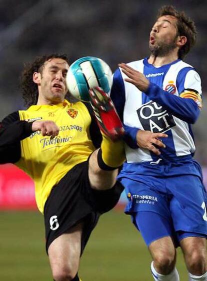 Gabi Milito despeja el balón ante Tamudo.