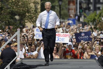 O senador Joe Biden é apresentado como candidato à vice-presidência de Barack Obama, durante um ato de campanha em Springfield (EUA), em 2008.