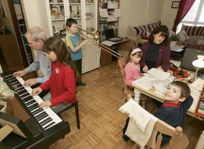 Ketty y Michael Branson educan a sus cuatro hijos en casa, en Irún. Los niños hablan cuatro idiomas y aprenden música.