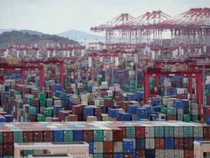 Imagen de contenedores en el puerto de Shanghái