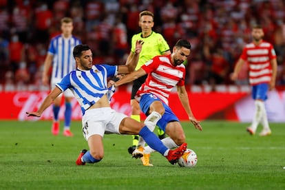 El mediocampista txuri-urdin Mikel Merino, a la izquierda de la imagen, es el futbolista del campeonato que más balones roba en campo contrario.