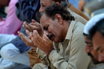 Un devoto paquistaní reza durante las oraciones del primer viernes sagrado, en una mezquita en Karachi, el 10 de mayo de 2019. 