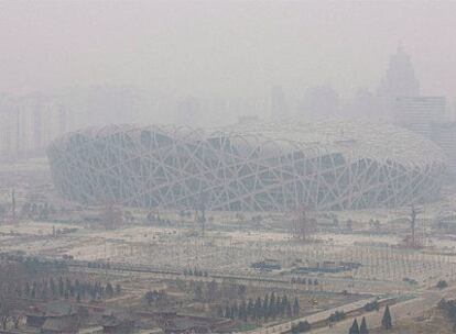 El estadio nacional chino asoma bajo la densa nube de contaminación que cubría Pekín el miércoles pasado.