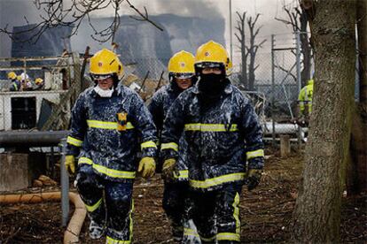 Un grupo de bomberos se toma un descanso después de luchar contra las llamas en la localidad de Hemel Hempstead.