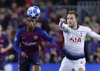 El defensa del Barcelona Nelson Semedo pelea un balón con el centrocampista Christian Eriksen. 