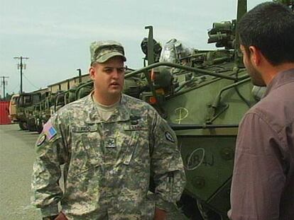 El sargento Adam Lingo, a la izquierda, en el documental <i>Irak al descubierto.</i>