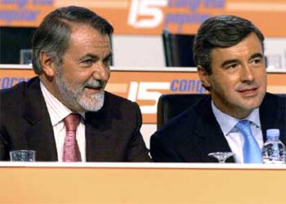 Jaime Mayor Oreja y Ángel Acebes, durante la apertura del cónclave 'popular'.