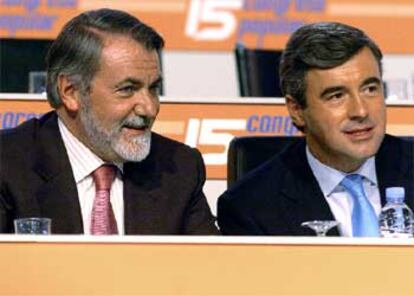 Jaime Mayor Oreja y Ángel Acebes, durante la apertura del cónclave &#39;popular&#39;.