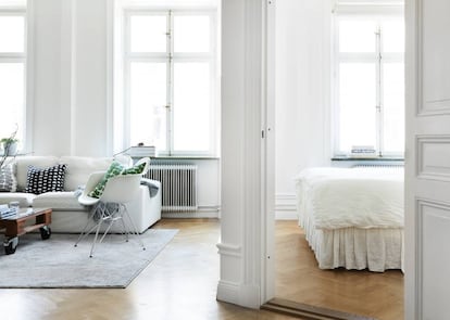 <p>Una mano de pintura es el escalón más básico del <em>home staging</em>, algo que se ha hecho desde antes de que se inventase el concepto, y una buena muestra del poder transformador del color. Pero si hay un tono que reina en las viviendas que buscan dueño o inquilino es el blanco. Es el color más luminoso, y unido a unas fotografías realizadas por mano experta, <strong>consigue que los interiores angostos y estrechos no sean grandes y soleados, pero sí que lo parezcan a través de una pantalla, y a veces en persona</strong>. También es neutro y poco comprometido, con lo que difícilmente pueden ponérsele pegas ni adjetivos, como sí ocurre, por ejemplo, con el que alguien podría considerar un delicado tono melocotón o un alegre verde manzana</p>