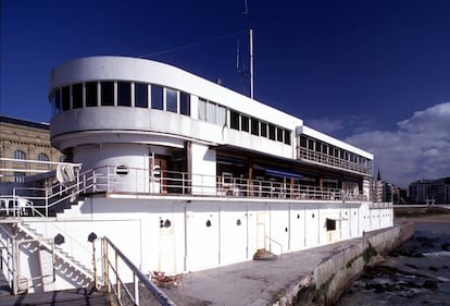 Real Club Náutico de San Sebastián. Diseñado con la forma del puente de mando de un barco por José Manuel Aizpurúa y Joaquín Labayen. |