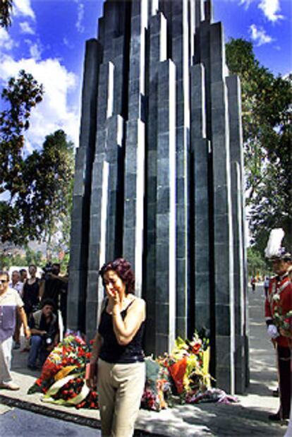 Familiares de víctimas del terrorismo, ayer, durante la inauguración del monumento.