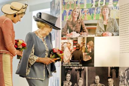 Máxima Zorreguieta y la reina Beatriz, en la exposición.