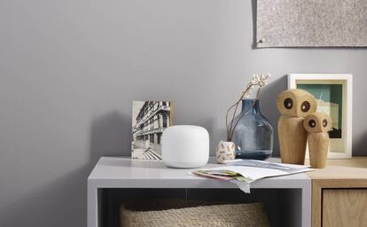 En el centro de la imagen, router de Nest Wifi, el dispositivo desarrollado por Google con aspecto aséptico para que no haga falta esconderlo.