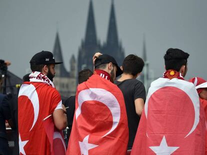 Ciudadanos turcos, en una marcha pro-Erdogan en Colonia, el pasado 31 de julio.