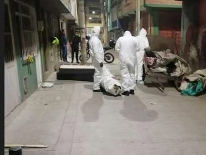 Peritos trabajan en el hallazgo de cuerpos en varias bolsas de basura en el barrio El Amparo, en la localidad de Kennedy (Bogotá), el 25 de agosto de 2022.