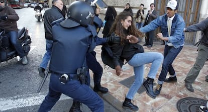 Policías nacionales antidisturbios cargan contra estudiantes en Valencia el pasado lunes.