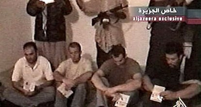 Fotografía obtenida del vídeo emitido el martes por la cadena árabe Al Yazira en la que se muestra a los cuatro italianos secuestrados el día anterior.