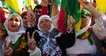 Mujeres kurdas con banderas del PKK en 2013 en Diyarbakir.