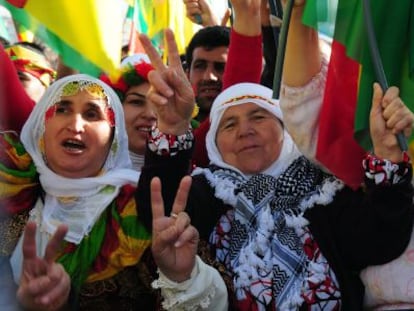 Mujeres kurdas con banderas del PKK en 2013 en Diyarbakir.