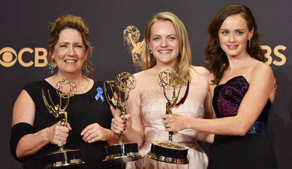 Ann Dowd, Elisabeth Moss y Alexis Bledel posan con sus estatuillas.