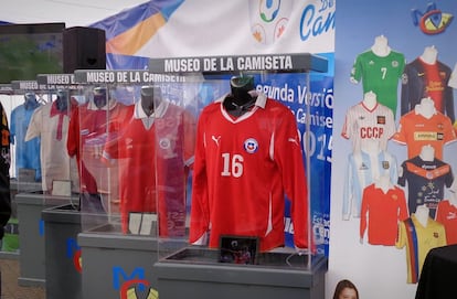 MUSEU DAS CAMISETAS (CHILE) - Fundado em 2014 pelo locutor Paulo Flores, reúne um acervo com mais de 2000 camisas de futebol usadas em partidas oficiais e amistosos, a maioria delas autografadas por seus antigos donos - como a do Cruzeiro de 2003, vestida pelo ex-volante Claudio Maldonado. O museu é itinerante e já percorreu várias cidades chilenas. A programação é divulgada em seu site oficial (museocamisetas.cl).