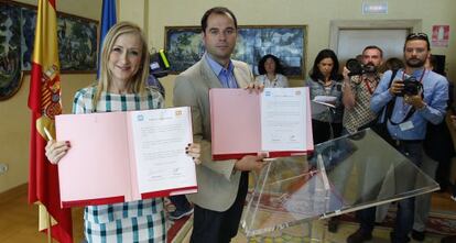 Cifuentes y Aguado durante el pacto en la Comunidad de Madrid.