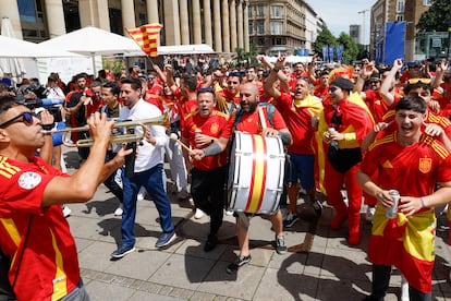 STUTTGART (ALEMANIA), 05/07/2024.-Aficionados de la selección española de fútbol, este viernes en la ciudad alemana de Stuttgart, donde esta tarde el equipo español se enfrentará a la selección de Alemania.-EFE/ J.J. Guillén
