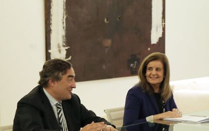 Juan Rosell, presidente de CEOE, junto a F&aacute;tima B&aacute;&ntilde;ez, ministra de Empleo.